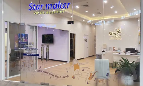 เรียนร้องเพลง สยามพารากอน Star Maker หน้าสถาบันสอนร้องเพลง Star Maker สาขาสยามพารากอน ชั้น 4A โซน Edutainment